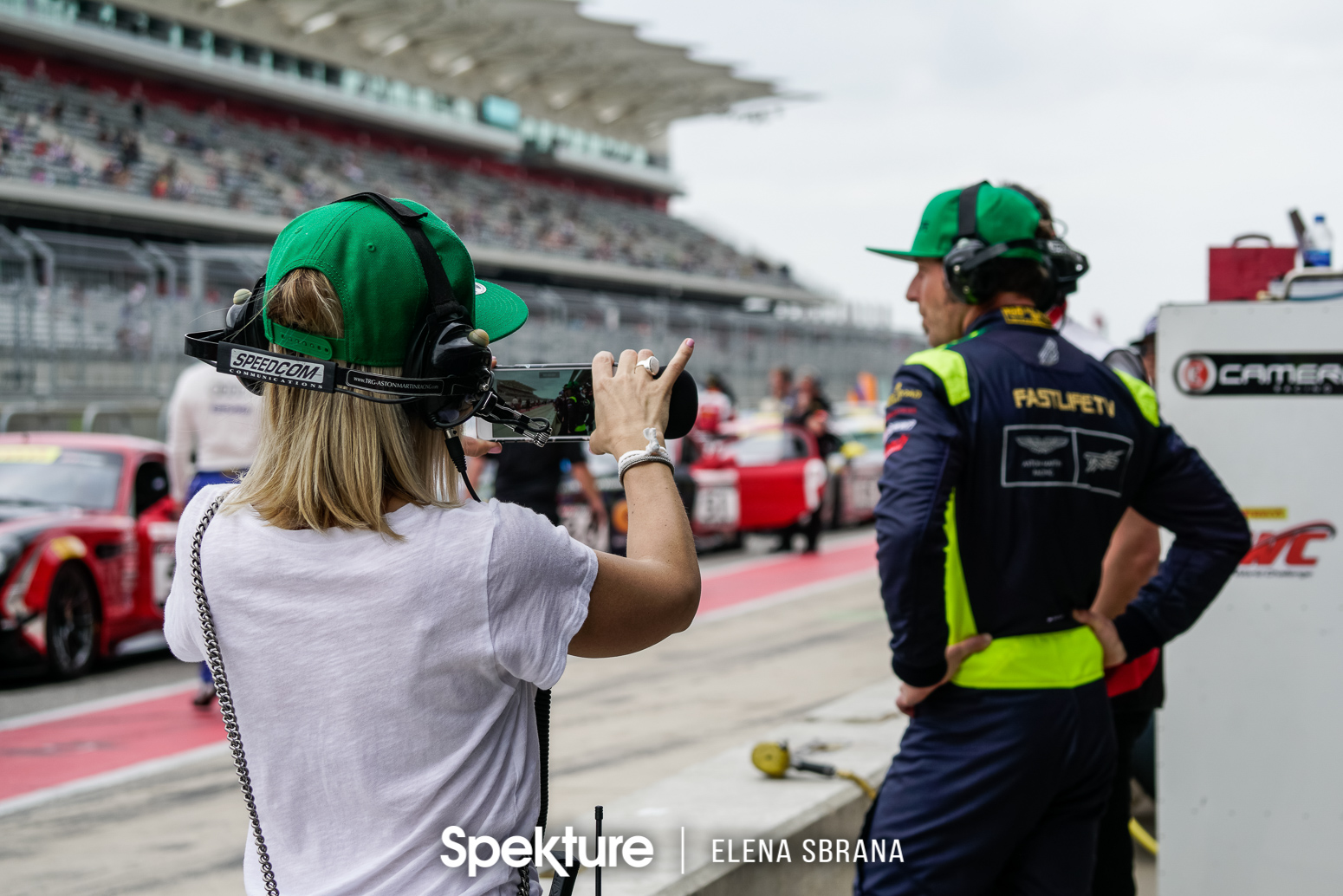 Earchphoto - Brooke De Boer filmind Derek in pit lane. 